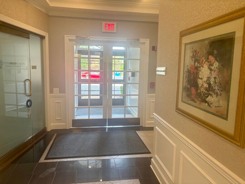 More Photos Of 410 Pine St SE, Vienna Office For Sale