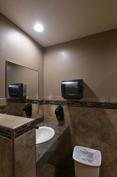 More Photos Of 239 Main St, Shelby Bar For Sale