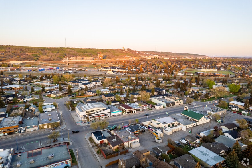 More Photos Of 6507-6511 Bowness Rd NW, Calgary Storefront For Lease