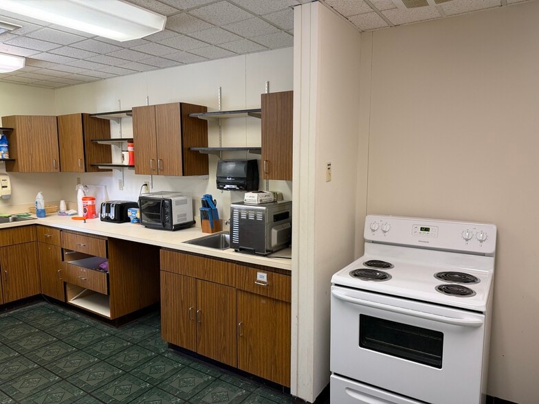 More Photos Of 104 Woodward Hill Rd, Edwardsville Office For Sale