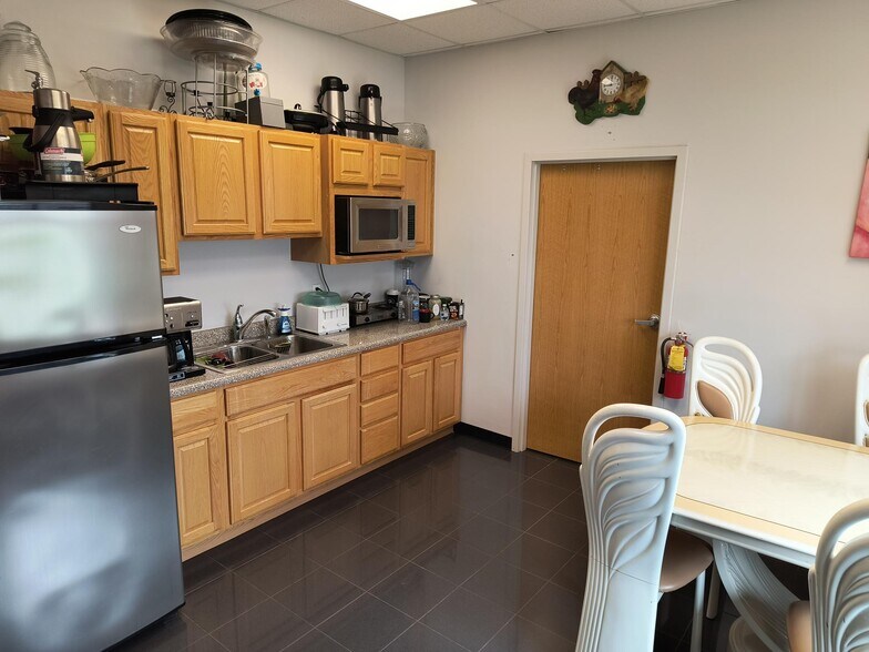 More Photos Of 9801-9805 Prairie Ave, Highland Medical For Lease