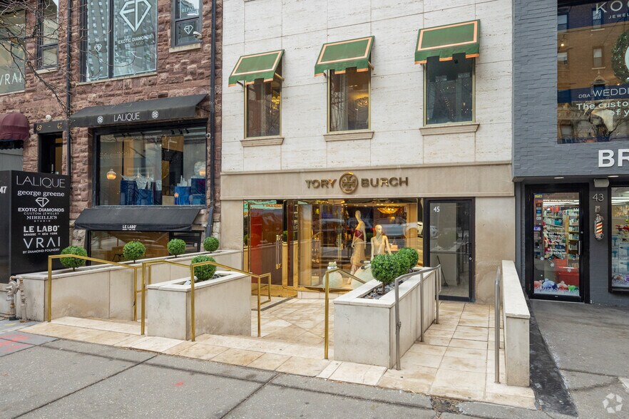 More Photos Of 45 E Oak St, Chicago Storefront For Lease