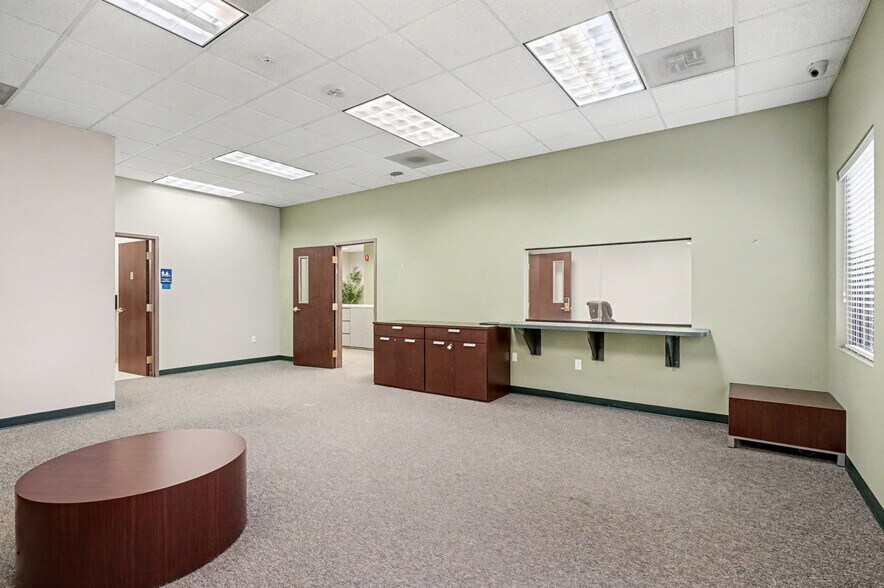 More Photos Of 5360 Hampton Pl, Saginaw Office For Sale