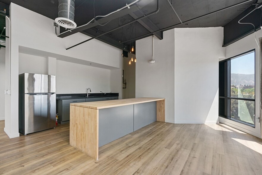 More Photos Of 135 W Magnolia Blvd, Burbank Loft Creative Space For Lease
