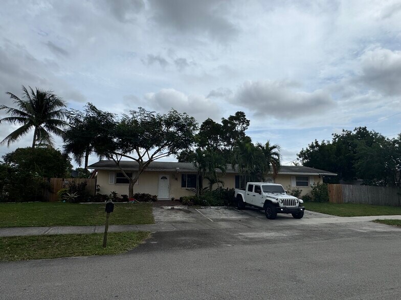 More Photos Of 2200 SW 42nd Ave, Fort Lauderdale Multifamily For Sale