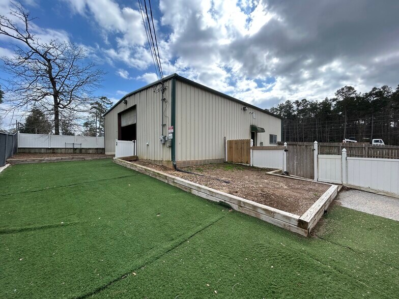 More Photos Of 10430 Fm 1097 Rd W, Willis Freestanding For Lease