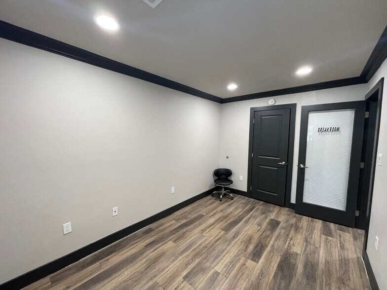 More Photos Of 408 Wilson Rd, Conroe Loft Creative Space For Sale