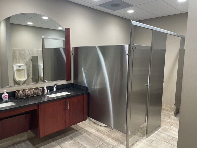 More Photos Of 301 Stolle Ave, Sidney Flex For Lease