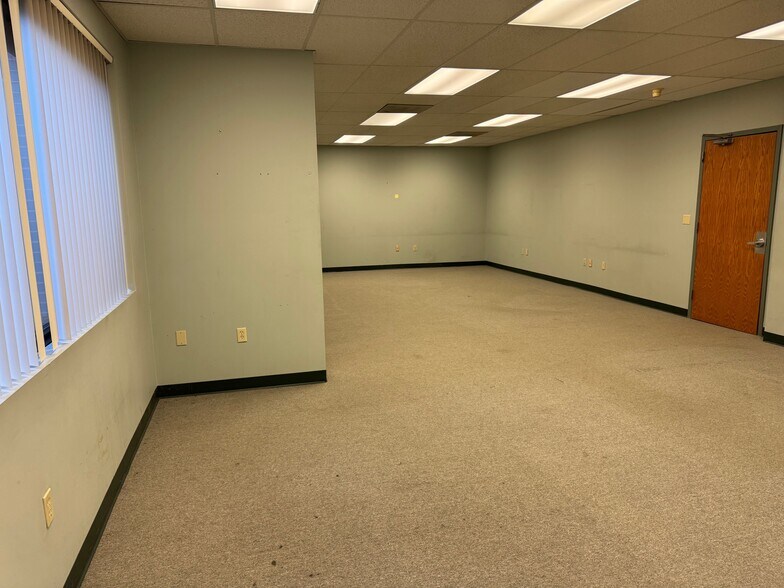 More Photos Of 1017 Turnpike St, Canton Office For Sale