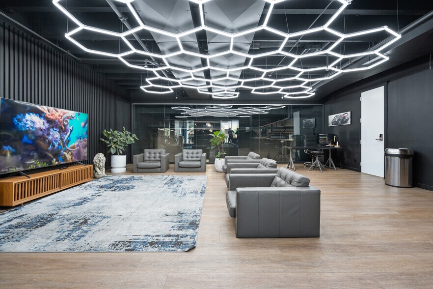 More Photos Of 14982 N 83rd Pl, Scottsdale Showroom For Sale