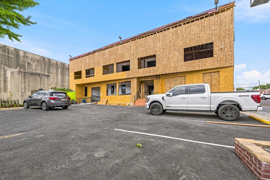 More Photos Of 145-555 Hamilton St, Allentown Showroom For Lease