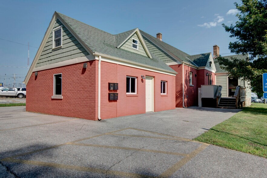 More Photos Of 1484 E Saint Louis St, Springfield Office For Sale