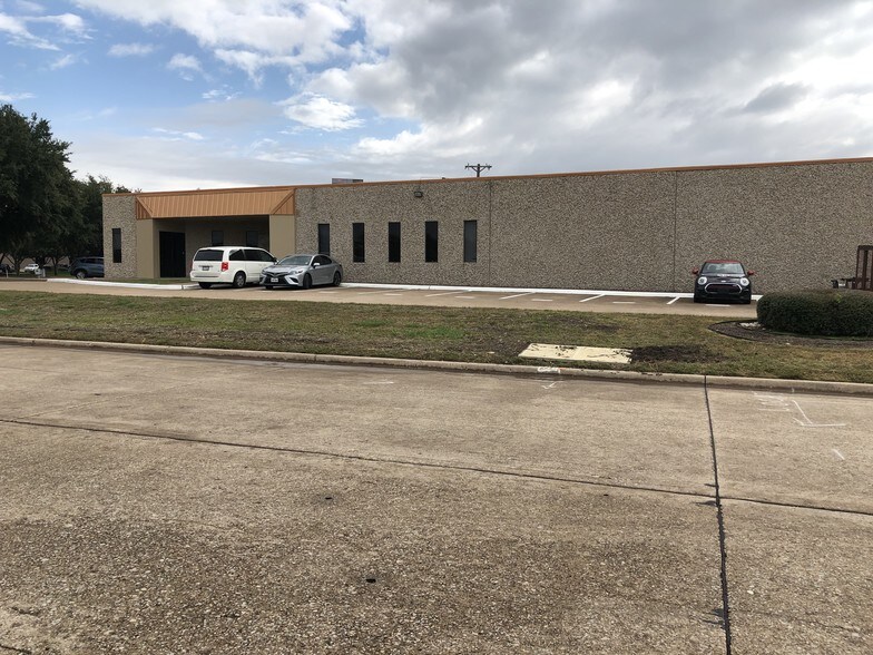 More Photos Of 4300-4324 Sunbelt Dr, Addison Light Distribution For Lease