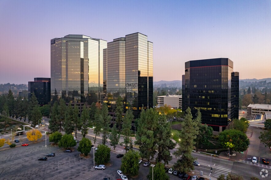 More Photos Of 21800 Oxnard St, Woodland Hills Office For Lease