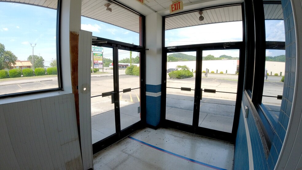 More Photos Of 856 Tennessee Ave, Etowah Drugstore For Lease