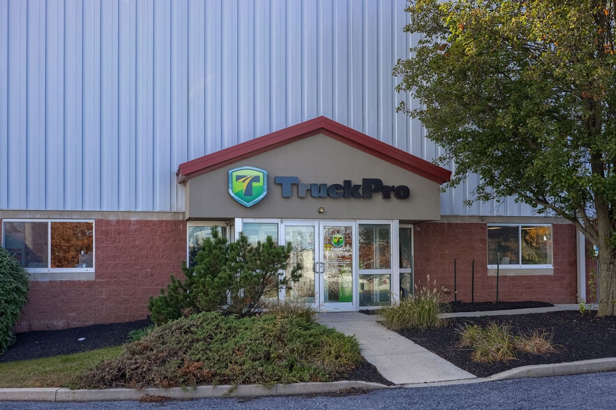 More Photos Of 220 Orlan Rd, New Holland Showroom For Sale