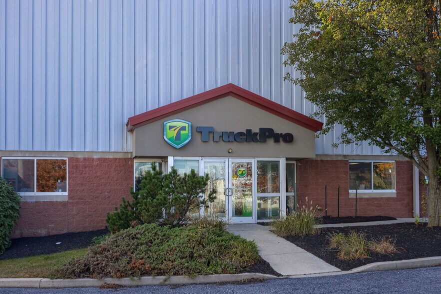 More Photos Of 220 Orlan Rd, New Holland Showroom For Sale