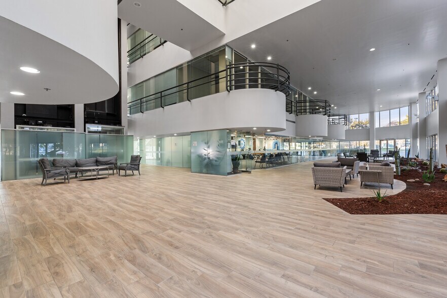 More Photos Of 1033 La Posada Dr, Austin Office For Lease