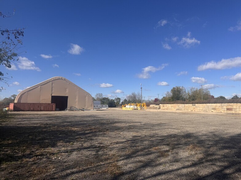 More Photos Of 31W377 Spaulding Rd, Elgin Warehouse For Lease