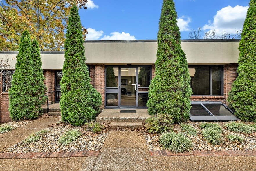 More Photos Of 229 Ward Cir, Brentwood Office For Sale