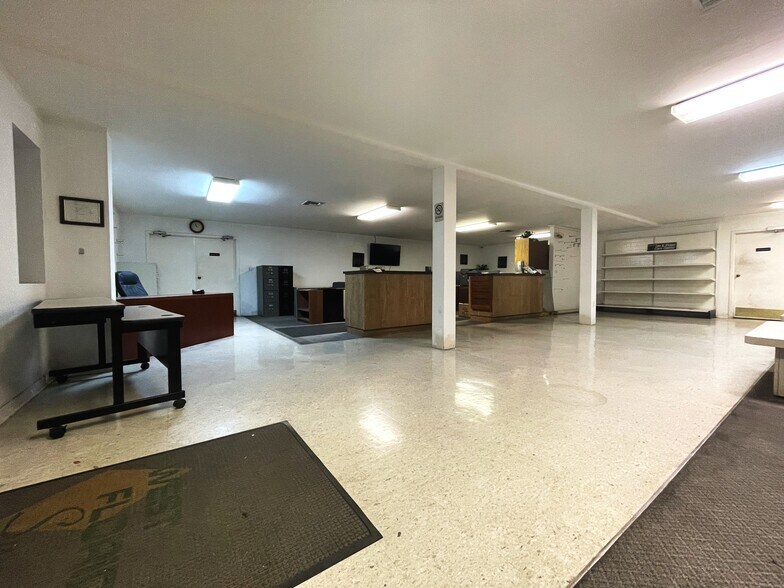 More Photos Of 1585 Seaboard St, Fort Myers Warehouse For Lease