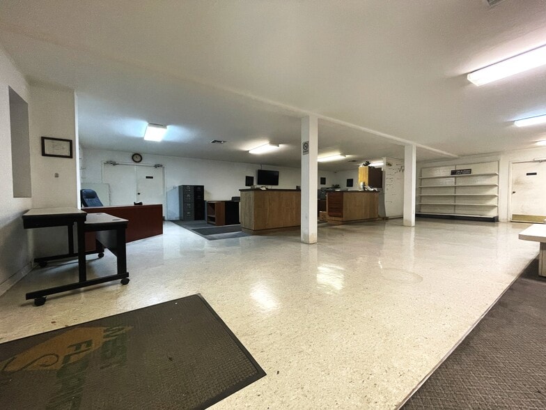 More Photos Of 1585 Seaboard St, Fort Myers Warehouse For Lease