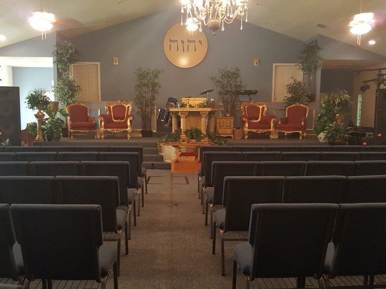 More Photos Of 5024 E Frio Dr, Dallas Religious Facility For Sale