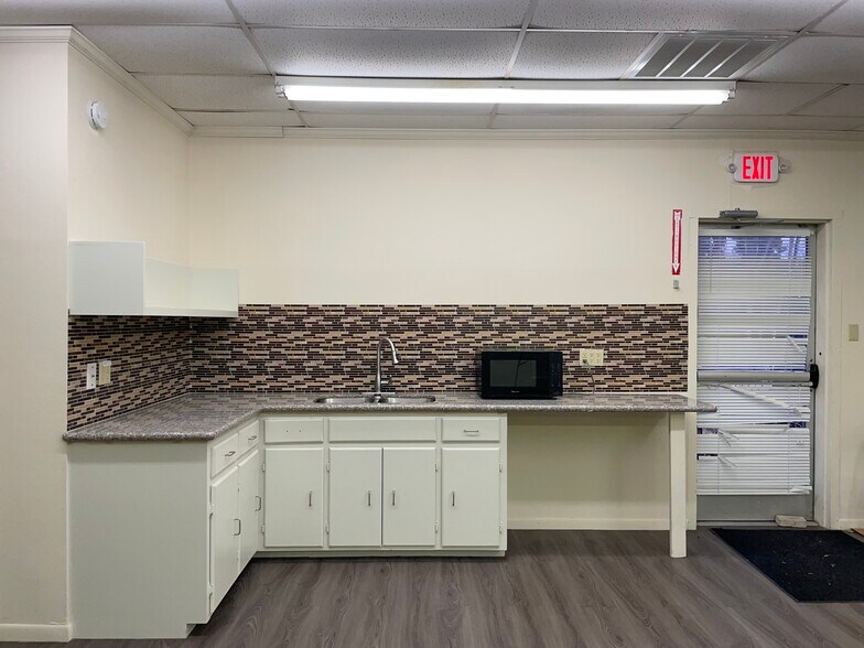 More Photos Of 204 W Coombs St, Alvin Medical For Lease