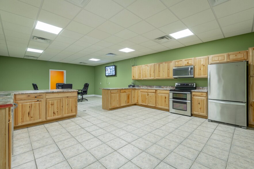 More Photos Of 218 Industrial Park Dr, Soddy Daisy Light Distribution For Sale