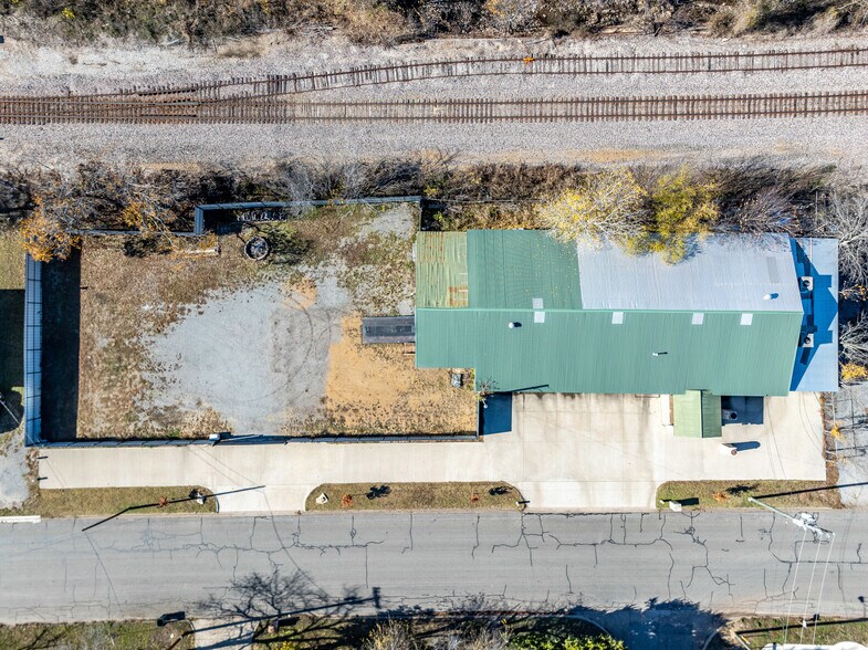 More Photos Of 1024 S First St, Sherman Warehouse For Lease