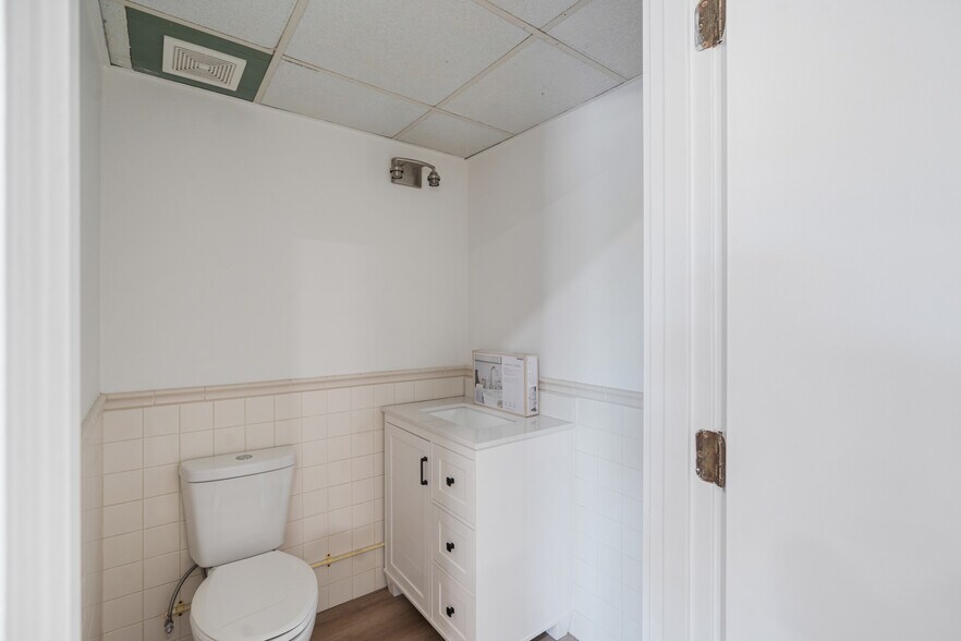 More Photos Of 2831 Ringling Blvd, Sarasota Unknown For Lease