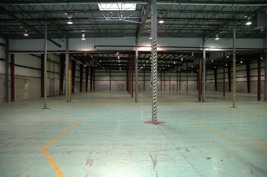 More Photos Of 915 Western Dr, Indianapolis Warehouse For Lease