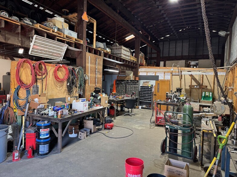 More Photos Of 38534 Dexter Rd, Dexter Warehouse For Lease