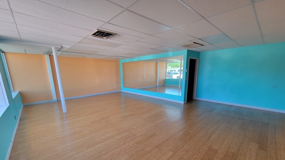 More Photos Of 717 Vandercook Way, Longview General Retail For Sale