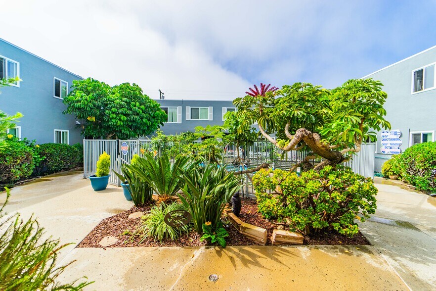 More Photos Of 4935 Niagara Ave, San Diego Apartments For Sale