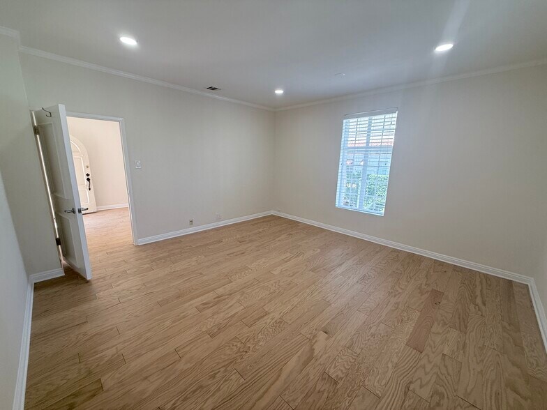 More Photos Of 9528-9546 Brighton Way, Beverly Hills Storefront Retail Office For Lease
