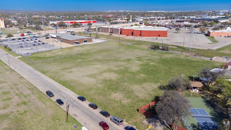 More Photos Of 940 N I-35 E, Lancaster Auto Dealership For Lease