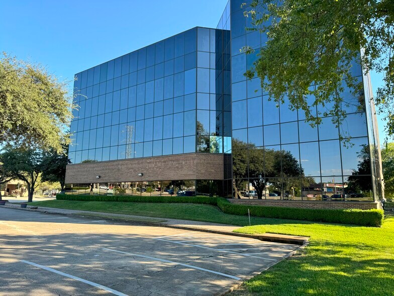 More Photos Of 400 Chisholm Pl, Plano Office For Lease