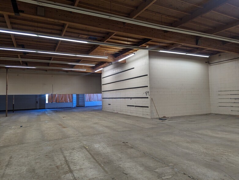 More Photos Of 1350 E Thompson Blvd, Ventura General Retail For Lease