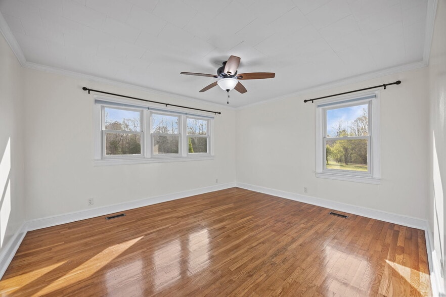 More Photos Of 10612 Durham Rd, Timberlake Flex For Sale