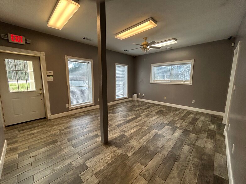 More Photos Of 10430 Fm 1097 Rd W, Willis Freestanding For Lease
