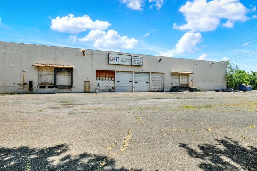 More Photos Of 6900 Lindbergh Blvd, Philadelphia Distribution For Lease
