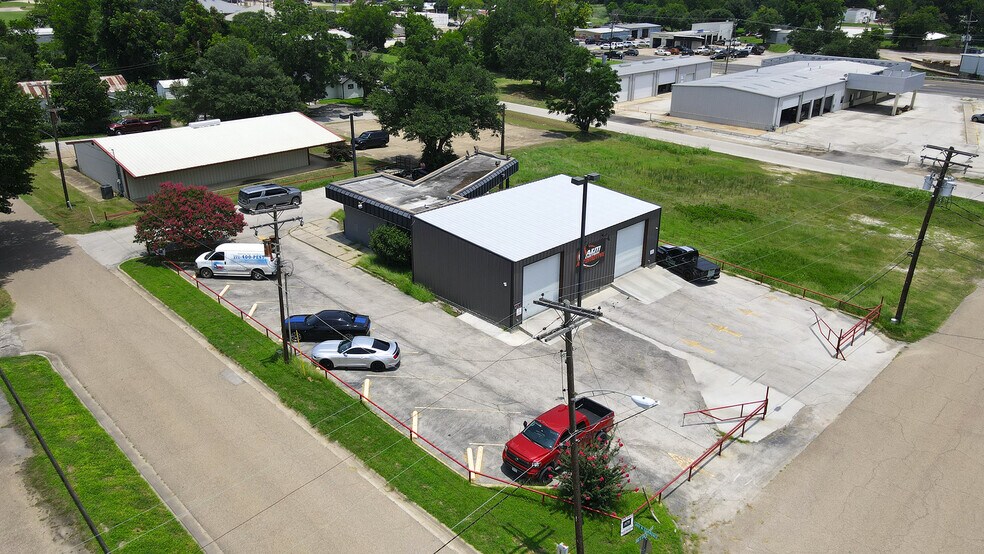More Photos Of 207 Cottonwood st, Madisonville Warehouse For Sale