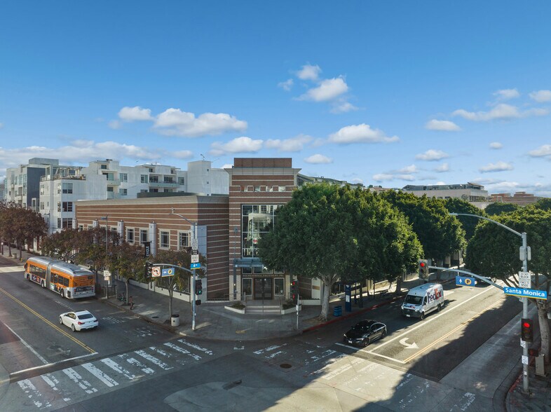 More Photos Of 402 Santa Monica Blvd, Santa Monica General Retail For Sale
