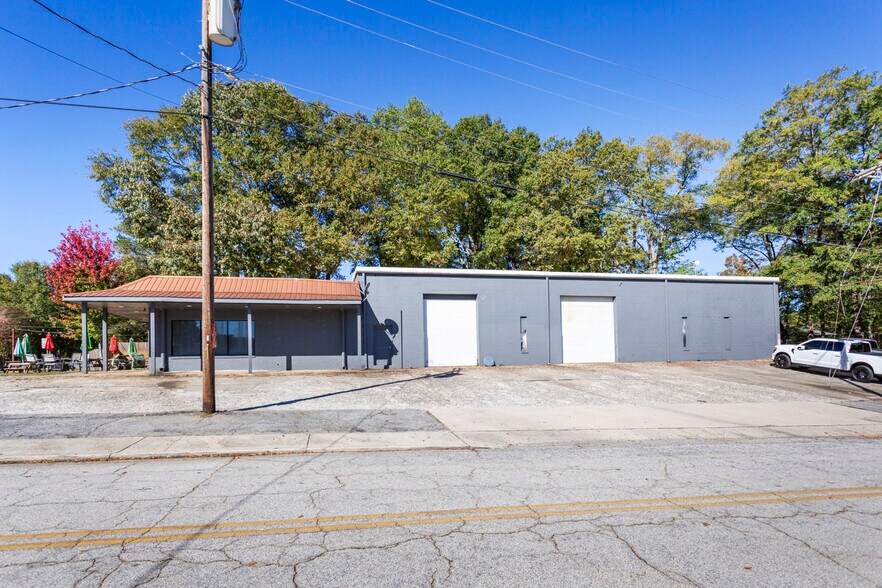 More Photos Of 400 W Main St, Walhalla General Retail For Lease