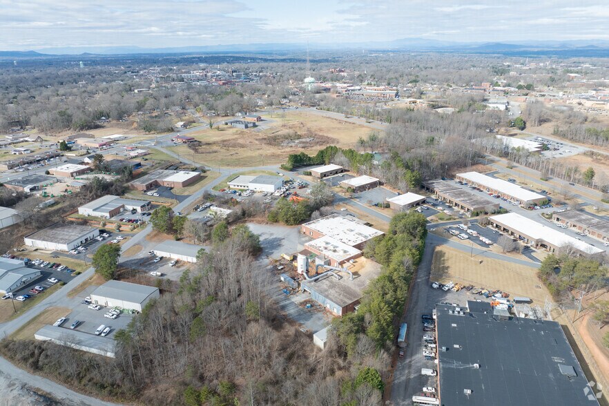 More Photos Of 980 3rd Ave SE, Hickory Warehouse For Lease