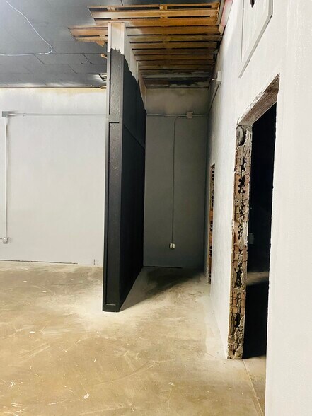 More Photos Of 114 W Ikard St, Henrietta Office For Sale
