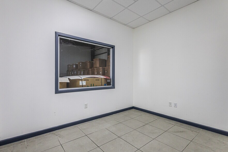 More Photos Of 13806 N Unitec Dr, Laredo Warehouse For Lease