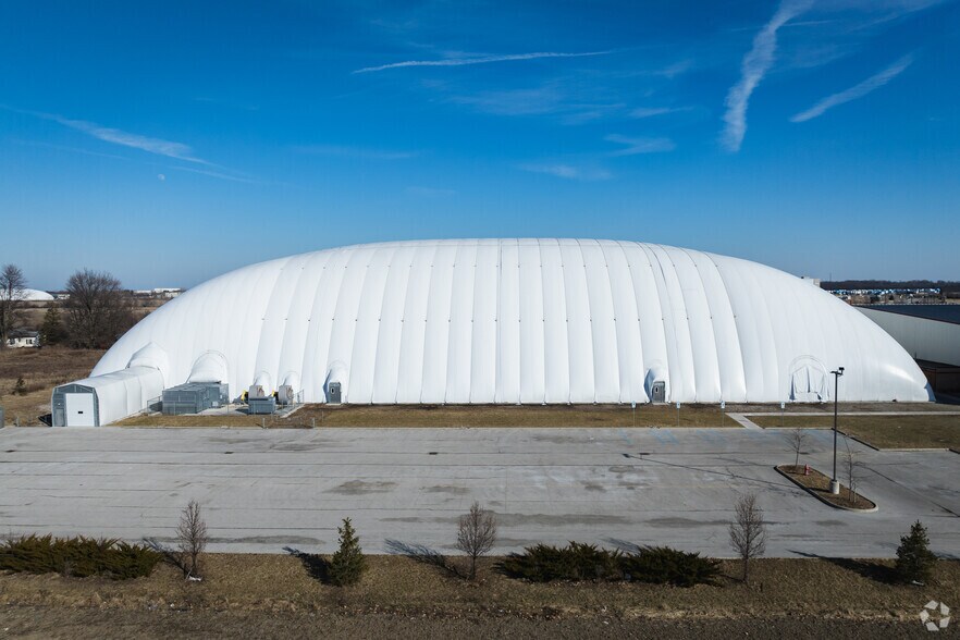 More Photos Of 10020 S Compass Dr, Rossford Health Club For Lease