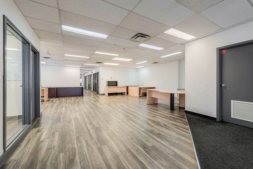 More Photos Of 50 Rue de Lauzon, Boucherville Flex For Lease